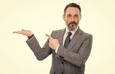 İş teklifi. Başarılı bir iş adamı anlaşma teklif ediyor. İş adamı arkadaş öneriyor. İş ilanı. Takım elbiseli bir iş adamı beyazları soyutladı. Reklam ve duyuru. ürün sunuluyor.