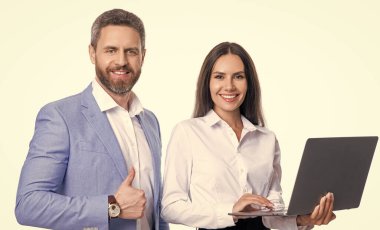 Beyazlar üzerinde izole iş adamları. Çevrimiçi çalışan serbest çalışan biri. Patron ve çalışanı çevrimiçi. Ofisinde dizüstü bilgisayarı olan iş adamları. Uzaktan kumandalı çalışıyor. İş başarısı. başparmak yukarı.