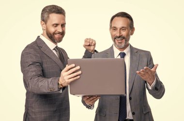 Serbest çalışan başarılı iş adamı. İnternette çalışan başarılı iş adamı. Beyazlar üzerinde izole edilmiş..