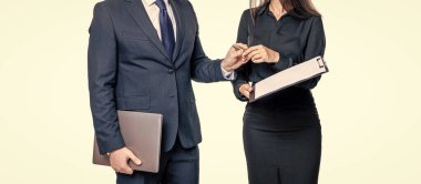 Pazarlıkta iş ortağı. Sözleşmeyle uğraşıyorum. Belgeyi imzalayan iş adamları. İş adamları kontrat imzalıyor. Beyazlar üzerinde izole edilmiş bir iş anlaşması imzalamak. Kırpılmış görünüm.