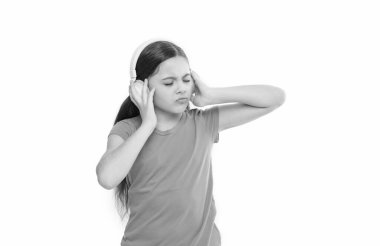 Herhangi bir şarkı çal. Durmaksızın müziğin tadını çıkar. Premium hesabın ayrıcalığı. Küçük kız müzik dinler modern kulaklıklar. Herhangi bir yerde müzik çal, internet olmasa bile. Küçük sevimli çocuk müzik kulaklığı dinliyor..