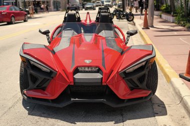 Miami Beach, Florida USA - 14 Nisan 2021: Kırmızı polaris sapanı, ön manzara. Üç tekerlekli motosiklet..