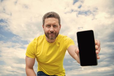 Pozitif adam akıllı telefon ekranını kopyalama alanı ile sunuyor.