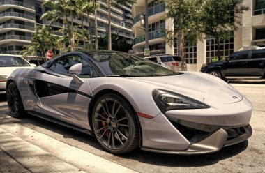 Miami Beach, Florida USA - 15 Nisan 2021: beyaz Mclaren 570 üstü açık spor araba, yan köşe manzaralı. düşük açı.