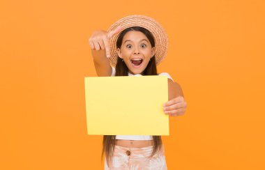 Mutluyum. Plaj partisi reklamı. Kağıt sanatı ve zanaat tarzı. Merhaba yaz. Mutlu çocuk kâğıt örtü sunuyor. Yazlık genç kız. Kopyalama alanı için yer. Yaz satışları - sezon sonu.