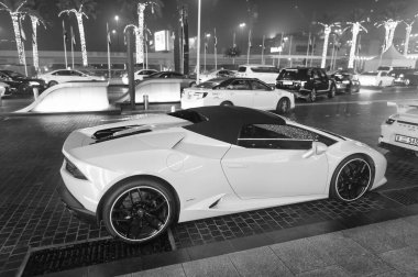 Dubai, Birleşik Arap Emirlikleri - 23 Aralık 2017: Lamborghini Huracan, yan görüş.