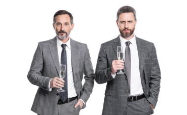 İş adamları beyazların izole ettiği ortaklığı kutluyor. İş adamları ortaklığı stüdyoda kutluyor. İş adamları ortaklığı kutluyor. İş adamlarının fotoğrafı ortaklığı şampanyayla kutladı.