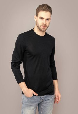 Stüdyoda sakallı bir adam. Gri arka planda sakallı bir adam var. Sakalı olan beyaz bir adam. kıllar ve sakallar.