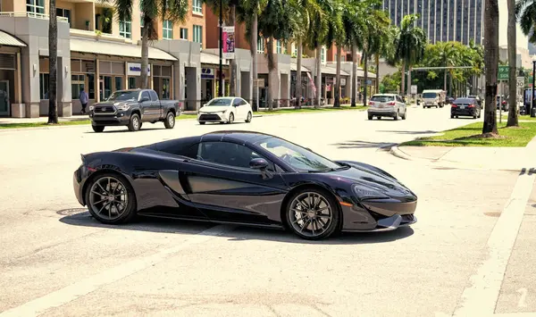 Miami Beach, Florida USA - 15 Nisan 2021: Mclaren özel 570GT MSO Black Collection, ön manzara.