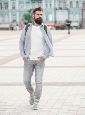 Sakallı adam dışarıda yürüyor. Sakallı bir adam. Vahşi sıradan bir adam..