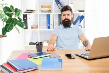 Ofis masasında oturan ciddi profesyonel bir adam, çalışan..