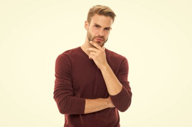 Arka planda sıradan bir beyaz adam. Sakallı beyaz bir adamın fotoğrafı. Beyaz tenli bir adam izole edilmiş. Stüdyoda beyaz adam var..