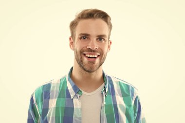 Beyaz arka planda izole edilmiş sıradan bir insan portresi. Stüdyoda sıradan bir adam. Kareli gömlek giyen sıradan bir adam. Sakallı sıradan bir adamın fotoğrafı..