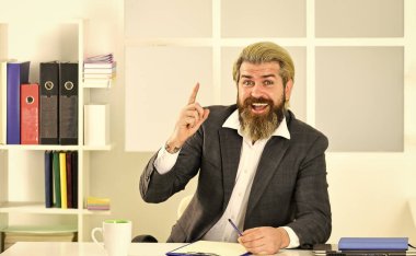 Ekonomik kriz. Borsa ve ekonomik döngüler. Adam sakallı yönetici resmi takım elbise ofisi. Hisse senetleri ve yatırım fonları gibi yatırım menkul kıymetleri. Kriz konsepti. Kayıp önleme planı.