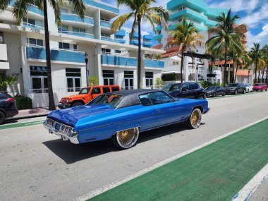 Miami Beach, Florida USA - 8 Haziran 2024 Chevrolet Impala Coupe Blue Miami Beach Okyanus Yolu 'nda. 1973 Chevrolet Impala Coupe eski bir klasik ABD arabasıdır.