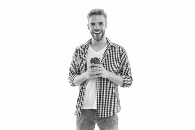 Sabah kahvesiyle gülümseyen bir adamın fotoğrafı. Sabah kahveli adam beyaz üzerine izole edilmiş. Arka planda sabah kahvesi olan bir adam. Sabah kahveli adam stüdyoda..