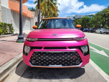 Miami Beach, Florida USA - 8 Haziran 2024 Miami Beach 'te Kia soul Pembesi. Kia soul gt imzası özel Kore arabasıdır. ön görünüm