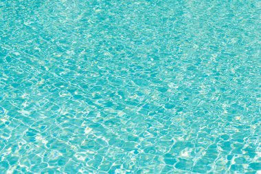 Deniz sahili geçmişi. Yaz tatili. Mavi deniz lagünü dalgalanması. Deniz kıyısı kıyısı. Parlak sahil kıyısı. Yaz tatilinde. Dalgalanan suyun arka planı. Okyanus derinlikleri.