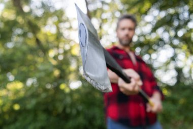 Odun kesiyorum. Keskin bıçak. Vahşilik ve erkeklik. Baltalı oduncu seçici odaklı. Acımasız oduncu. Oduncu tarzı. Baltalı bir adam. Balta adamın elinde baltayla odun kesiyor..