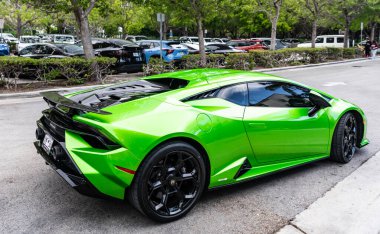 Miami Beach, Florida USA - 9 Haziran 2024 Lamborghini Huracan Tecnica Green Miami plajında. Lamborghini lüks bir İtalyan otomobil üreticisi.