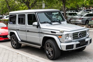 Miami Beach, Florida USA - 10 Haziran 2024 Mercedes G55 AMG V8 Kompressor. Mercedes benz white gelentwagen G55 AMG V8 Kompresör Miami sahilinde.