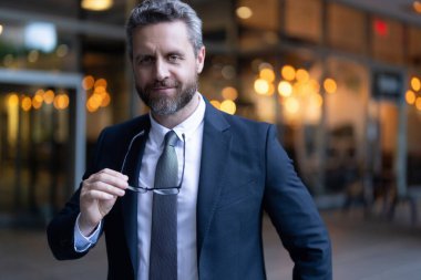 İş vizyonu ve başarı. Başarı vizyonu. Takım elbiseli başarılı lider iş adamı. İş adamı gözlüklü bak. İnsanoğlunun başarı vizyonu var. İş adamı liderliği temsil eder. Boşluğu kopyala.