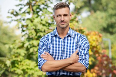 Şık bir erkek portresi. Sıradan bir adam. Adamın şık bir saç kesimi var. Moda saç stili olan bir adam. Sıradan bir erkek portresi. Erkek giyim. Olgun portre. Olgun stil sahibi bir adam..