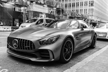 New York City, ABD - 09 Ağustos 2023: Mercedes Benz AMG GT 2018 spor araba, alçak köşe manzaralı.