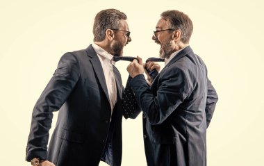 Beyaz stüdyoda astı olmadan tartışan iş adamları. Alt düzey münakaşa eden iş adamları. İş adamlarının tartışırken, astlarının fotoğrafı. İki kızgın iş adamının astı beyazlar içinde izole edilmiş..