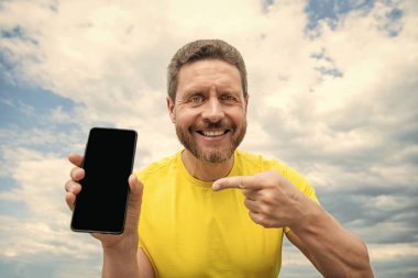 Mutlu adam akıllı telefon ekranını kopyalama alanı ile sunuyor.