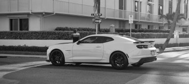 Palm Beach, Florida ABD - 22 Mart 2021 Palm Beach 'teki Chevrolet Camaro otomobili.