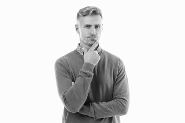 Düşünceli traşsız adamın sakalı var. Traşsız adamın stüdyo çekimi. Beyaz arka planda sakallı, olgun, tıraşsız bir adam. Kazaklı traşsız adam..