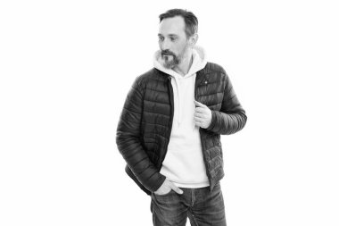 Ceketli olgun bir adam beyaz arka planda izole edilmiş. Adam stüdyoda kalın bir ceket giyiyor. Olgun erkek için sonbahar ceketi. Olgun erkeğin kalın ceketi..
