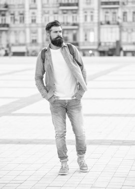 Sakallı adam dışarı çıktı. Sakallı bir adam. Vahşi sıradan bir adam..