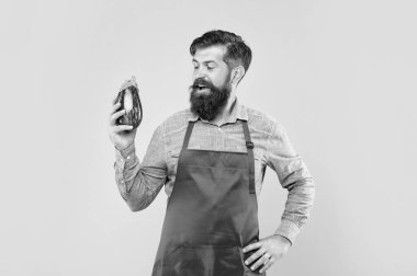 Kırmızı önlüklü mutlu adam patlıcan sarısı arka plana bakıyor, bakkal.