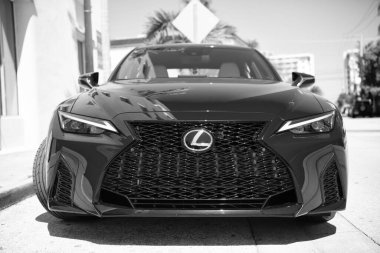Miami Beach, Florida USA - 13 Nisan 2021: Kırmızı Lexus RC 200t, alçak açı. lüks spor araba.