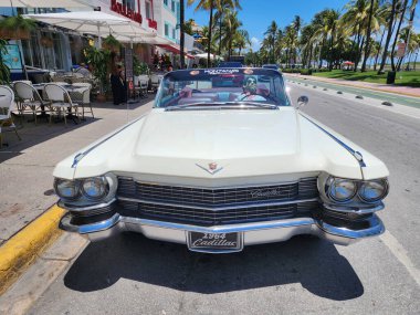Miami Beach, Florida USA - 5 Haziran 2024 Cadillac Coupe DeVille Ocean Drive Miami Beach