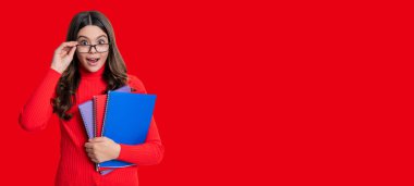 Kırmızıda izole edilmiş kız öğrenci. 1 Eylül. Uzay reklamını kopyala. Bilgi ve eğitim. Okul eğitimi. Öğrenci hayatı. Genç kız okula geri döndü. Bilgi toplama günü. Üniversitede eğitim.