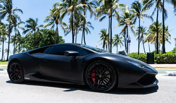 Miami Beach, Florida USA - 9 Haziran 2024 Lamborghini Huracan, Miami Beach Ocean Drive 'da siyahlara büründü. Lamborghini lüks bir İtalyan otomobil üreticisi.