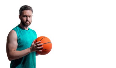 Basketbol topu olan adam. Profesyonel basketbolcu eğitimi beyazda izole edilmiş. Kaslı adamın spor motivasyonu var. Spor ve hobi. Basketbolcu adam profesyonel oynuyor. Yetenek geliştirme.
