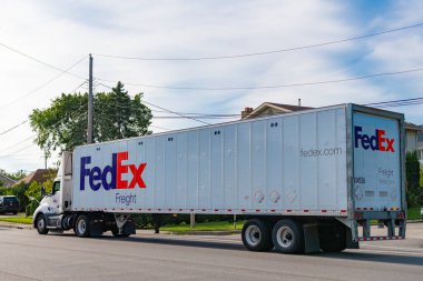 Chicago, ABD - 21 Ağustos 2024: Yolda FedEx konteynırlı kamyon. FedEx Şirketi, uluslararası kapsamı olan ABD merkezli bir lojistik şirketi. Federal Express, Lider şirkettir.
