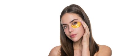 Göz bantlı güzel bir kadın mükemmel bir cilde sahip. Kolajen hidrojel göz bantları. Göz altı nemlendirici bantlı cilt. Göz altı yamaları kullanan genç bir kadın, kopyalama alanı. Şişkinliği azalt.