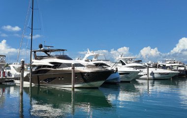 Florida, South Beach marinasında yaz tatili için Miami sahiline demir atmış özel lüks bir tekne..