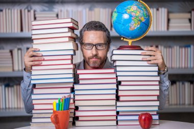 Zeki öğretmen. Sınıftaki kitap kurdu adam. Kitap edebiyatı öğretmeni. Okul kütüphanesinde eğitim. İnsan kitap kurdu bilgi edinir. Öğretmenler ve bilgi günü. Yeniliğin dehası.