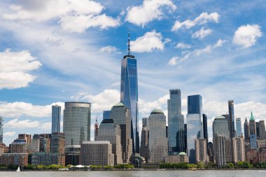 Hudson River, New York 'tan Manhattan manzarası. ABD, New York, Manhattan. Aşağı Manhattan silueti. New York, Birleşik Devletler. Manhattan 'da New York şehrinin silüeti.