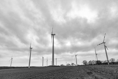 Yel değirmeni manzarası Elektrik için rüzgar türbini jeneratörü. Yeşil enerji. Temiz yenilenebilir enerji. Yel değirmeni türbinleri yeşil enerji üretiyor. Güç üretimi için yel değirmenleri. Yel değirmeni çiftliği. Rüzgar türbinleri.