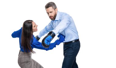 İş ortakları boks eldivenleriyle dövüşüyor. Öfke kontrolü. İki iş adamıyla iş kavgası. İş adamları birbirlerine karşı savaşırlar. İş kavgası. Nakavt..