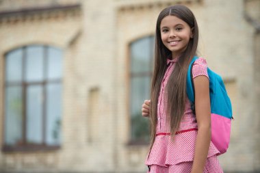 1 Eylül. Üniversite eğitimi. Okula dönelim. Sırt çantalı genç kız okula gidiyor. Eğitim ve bilgi. Ortaokulda çantalı bir kız öğrenci. Çalışma zamanı. Okul ortamı.