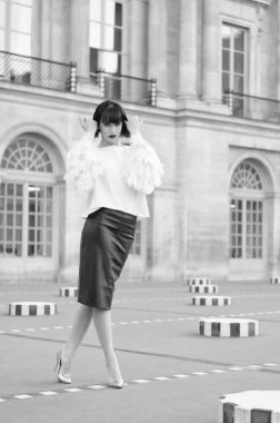 Dışarıda duran zarif esmer kadın. Sokaktaki zarif esmer kadın. Zarif esmer kadın modeli. Açık havada zarif esmer kadın..