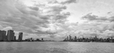 New York şehir merkezi. Manhattan silueti. New York şehri. New York 'un gökdelen binası. Kentsel mimari. Manhattan ve Hudson River şehir merkezinde. Metropolitan şehri. Büyük şehir manzarası.